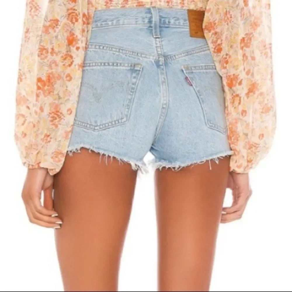 Light wash Levi jean shorts